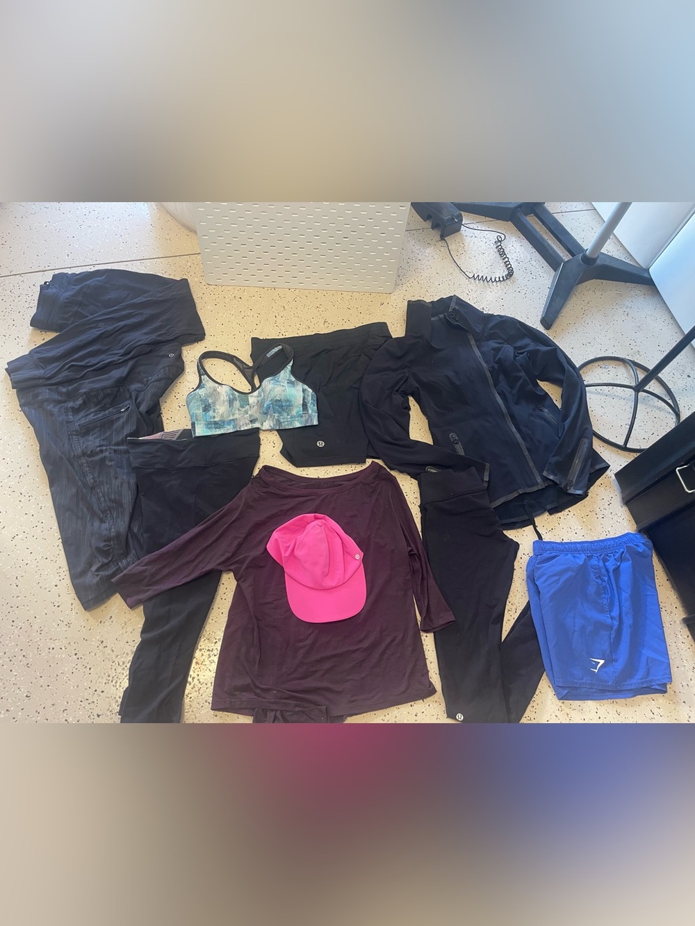 Lot of lululemon and 1 gymshark total of 10